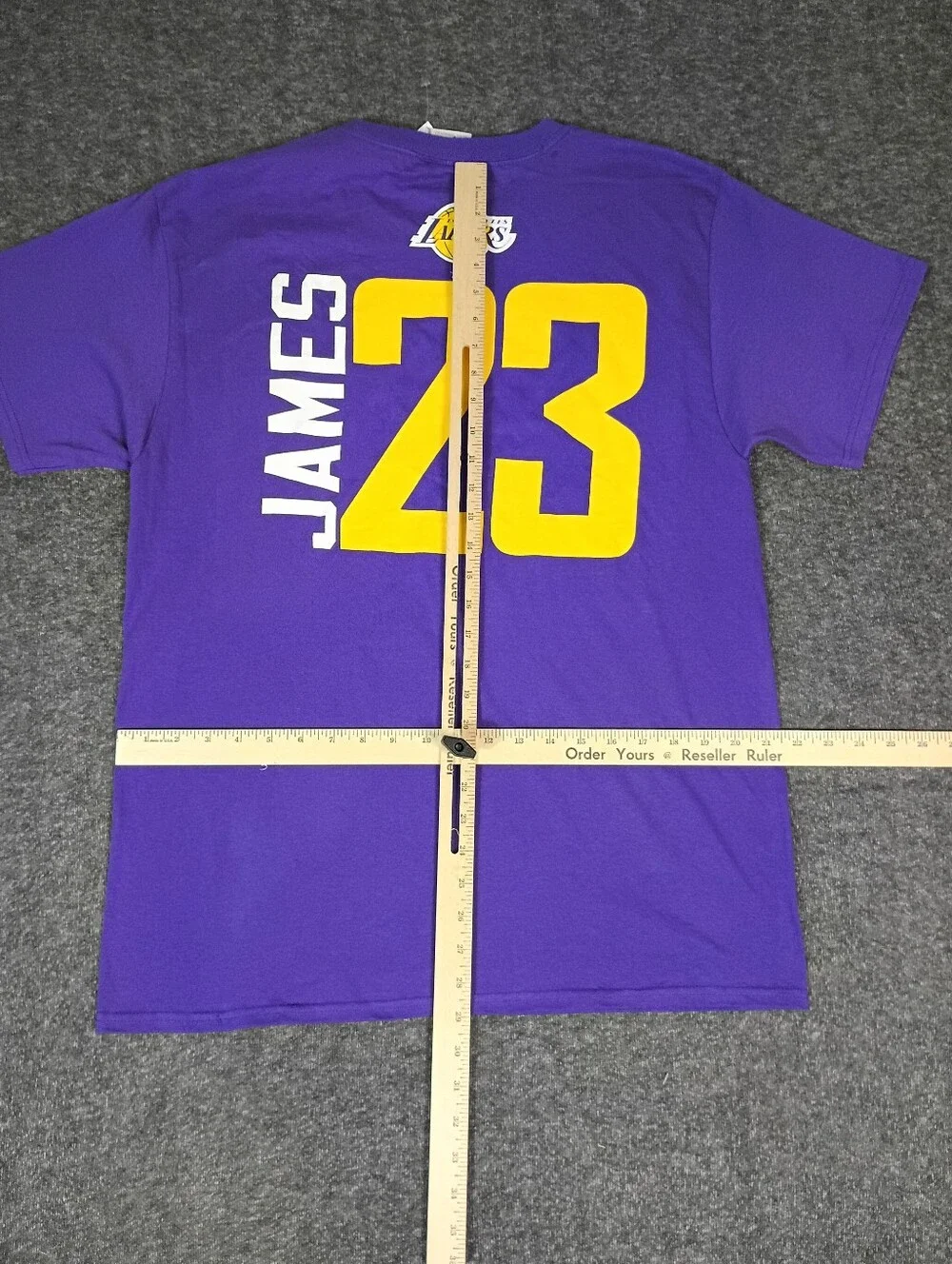 Majestic Los Angeles Lakers LeBron James #23 Purple T-Shirt Men's Large NWT.